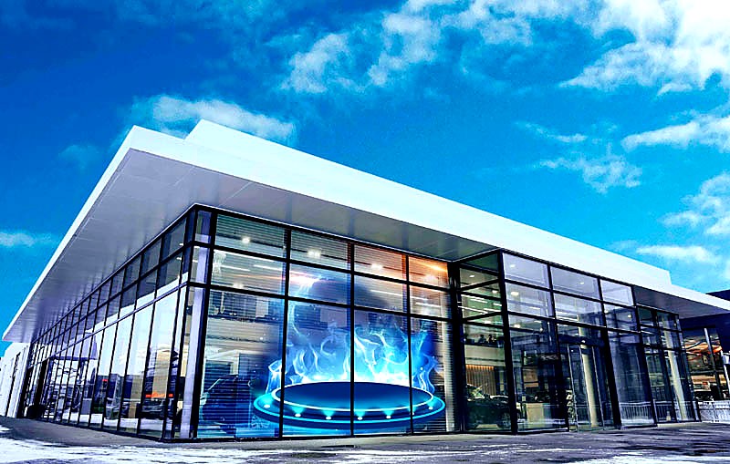 Transparant etalagescherm in glazen gevel van modern gebouw