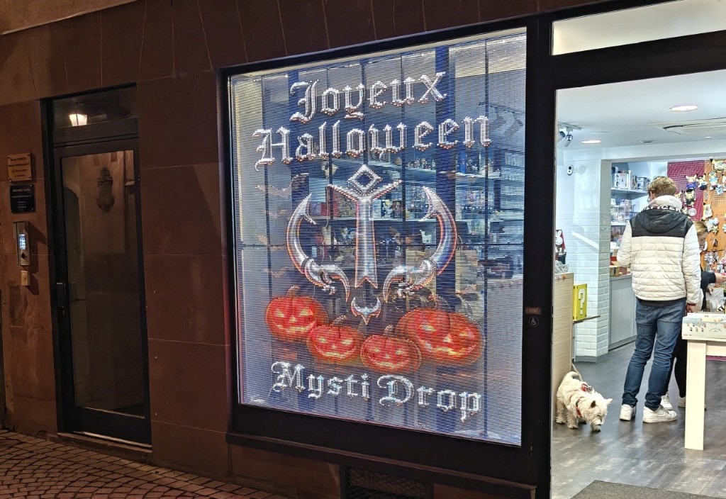 Transparant etalagescherm in winkelstraat bij avond