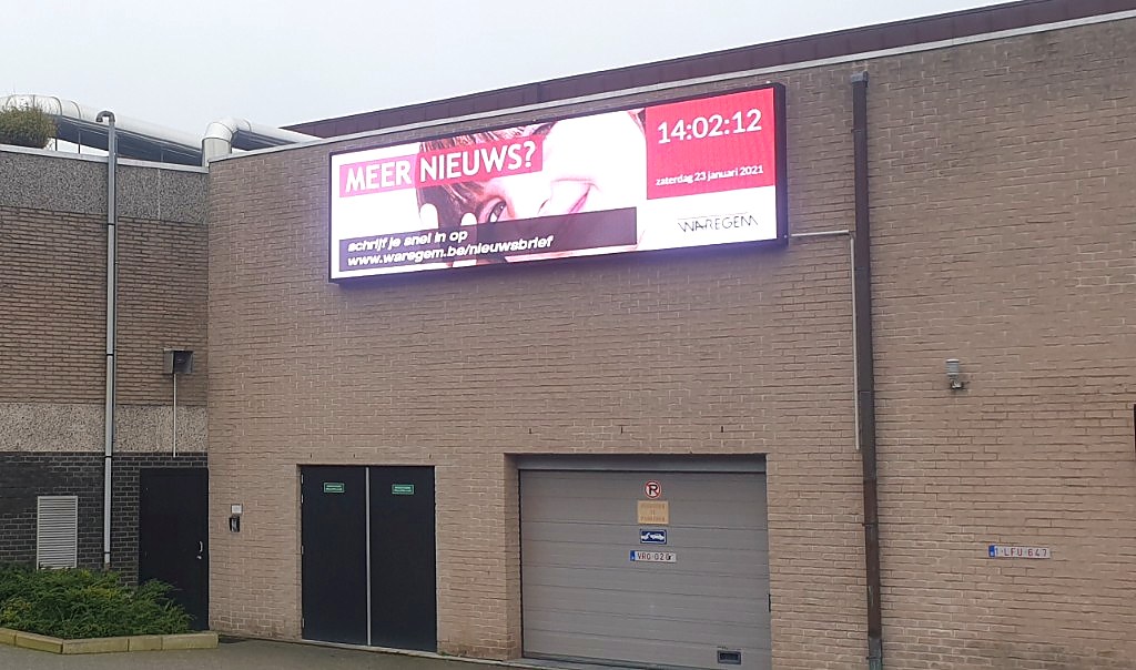 Breed gevelscherm met lokale infoboodschap