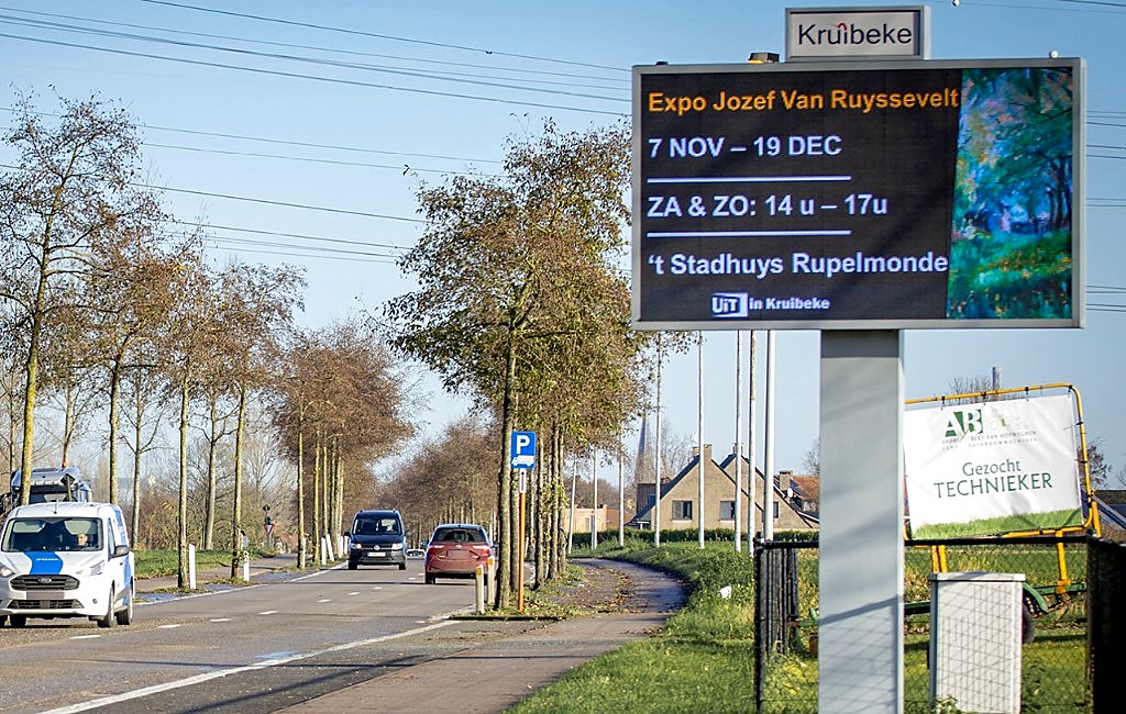 Langs de weg geplaatst LED infoscherm in Kruibeke