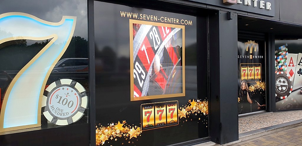 Etalagescherm in casino gevel voor promotiecontent