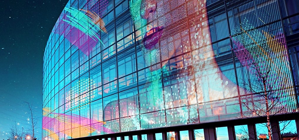 Transparante LED mediagevel bij nacht (illustratief)