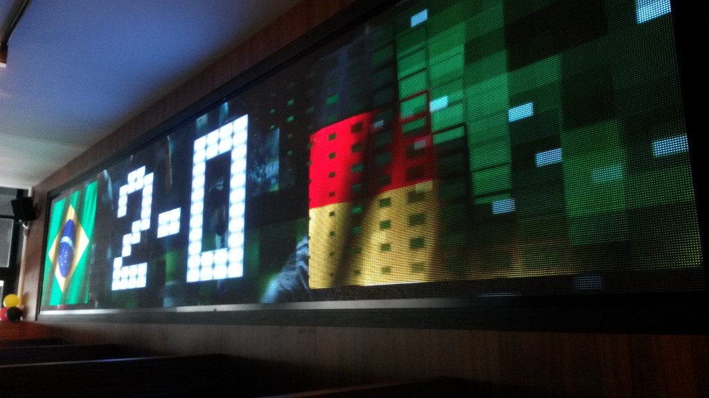 LED scorebord sporthal met vlaggen en score