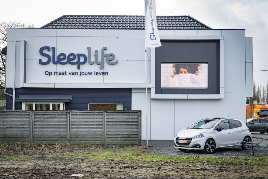 LED-scherm geïntegreerd in gevel van Sleeplife